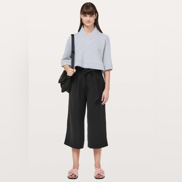Lululemon Noir Crop in Black, Size 6 - Picture 1 of 9